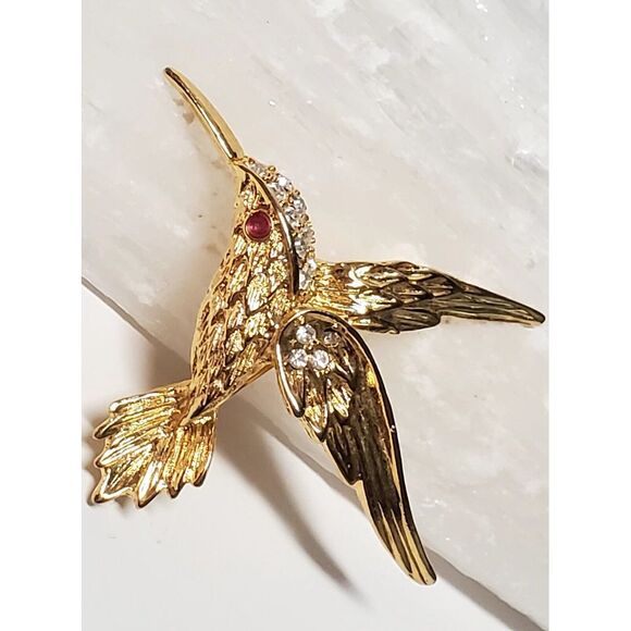 VTG Brooch Hummingbird Flying Detail Pin Gold Tone Clear Rhinestones Red Eye Pin - Picture 3 of 10